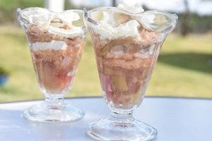 Rabarbertrifli med makroner - nem dessert