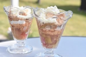 Rabarbertrifli med makroner - nem dessert