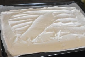 Marengsroulade med rabarber flødeskum