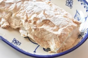 Marengsroulade med rabarber flødeskum