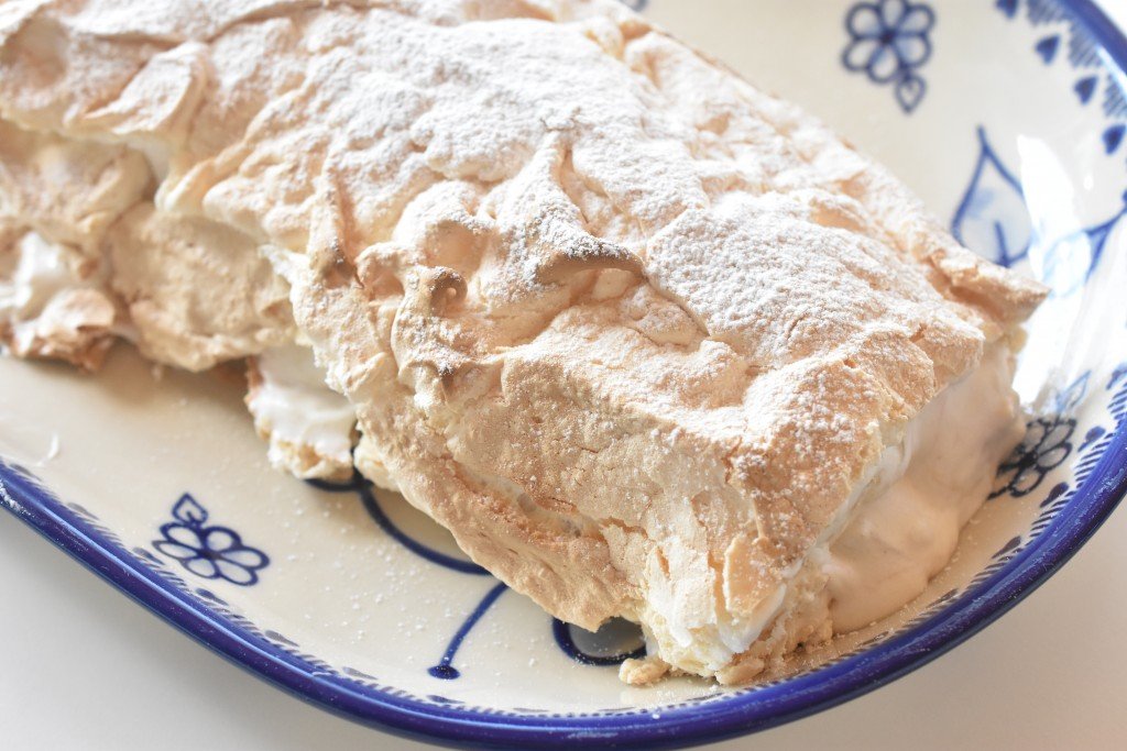 Marengsroulade med rabarber flødeskum
