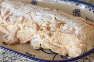 Marengsroulade med rabarber flødeskum