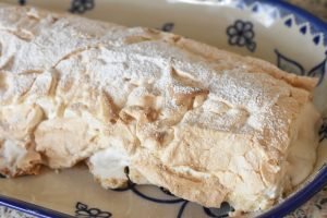 Marengsroulade med rabarber flødeskum