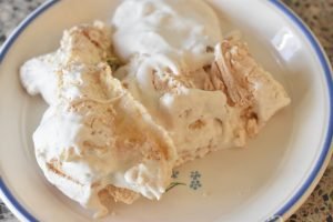Marengsroulade med rabarber flødeskum