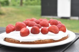 Jordbærkage med flødeskum - nem kage