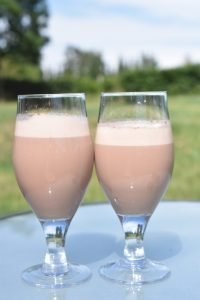 Milkshake med is og kakaomælk nem opskrift
