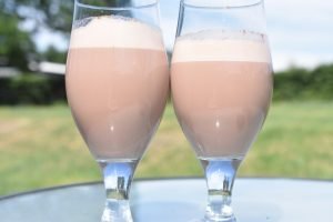 Milkshake med is og kakaomælk nem opskrift