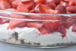 Jordbærkage med makroner - no bake cake