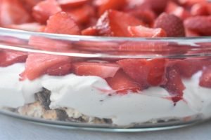 Jordbærkage med makroner - no bake cake