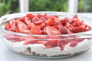 Jordbærkage med makroner - no bake cake