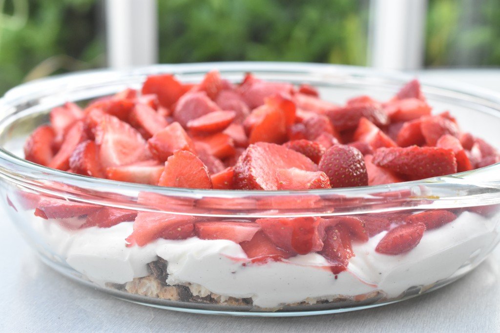 Jordbærkage med makroner - no bake cake