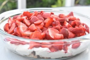 Jordbærkage med makroner - no bake cake