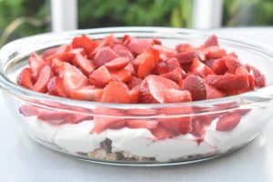 Jordbærkage med makroner - no bake cake