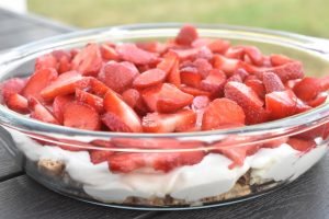 Jordbærkage med makroner - no bake cake