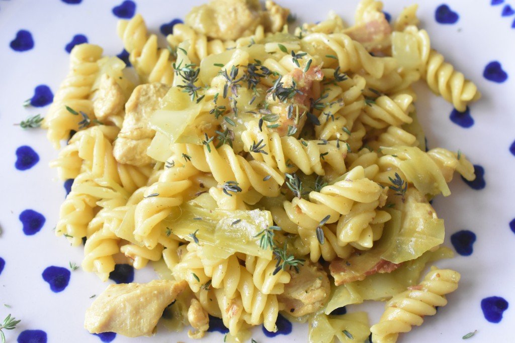 Pasta one pot med kylling bacon, karry & spidskål