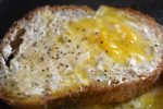 Toast på pande i ovn med æg og ost - opskrift