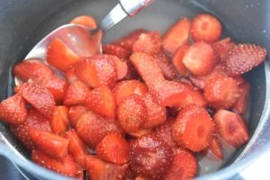 Jordbærkompot til skyr og dessert nem opskrift