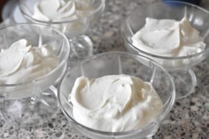 Skyr dessert med Bastogne & jordbær kompot