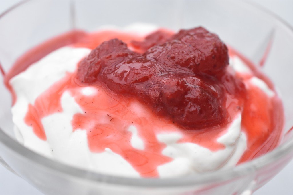 Skyr dessert med Bastogne & jordbær kompot