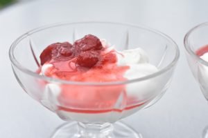 Vaniljeskyr med jordbærkompot og Bastogne - nem skyr dessert