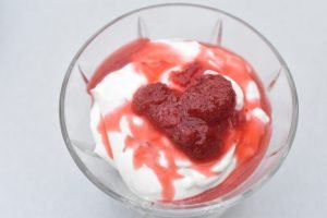 Vaniljeskyr med jordbærkompot og Bastogne - nem skyr dessert