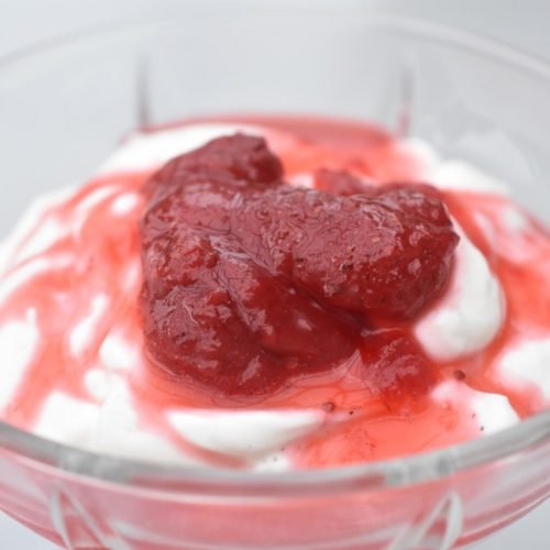 Skyr dessert med Bastogne & jordbær kompot
