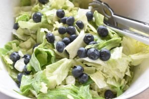 Icebergsalat med mormordressing og blåbær