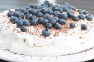 Pavlova - opskrift med banan, fløde & blåbær