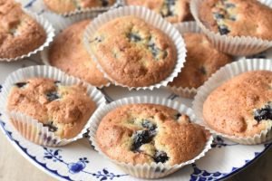 Makronmuffins med brombær - makronkager 