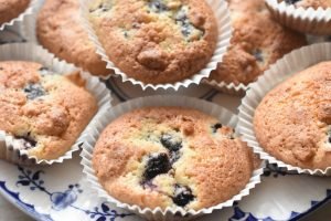 Makronmuffins med brombær - makronkager 
