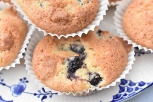 Makronmuffins med brombær - makronkager