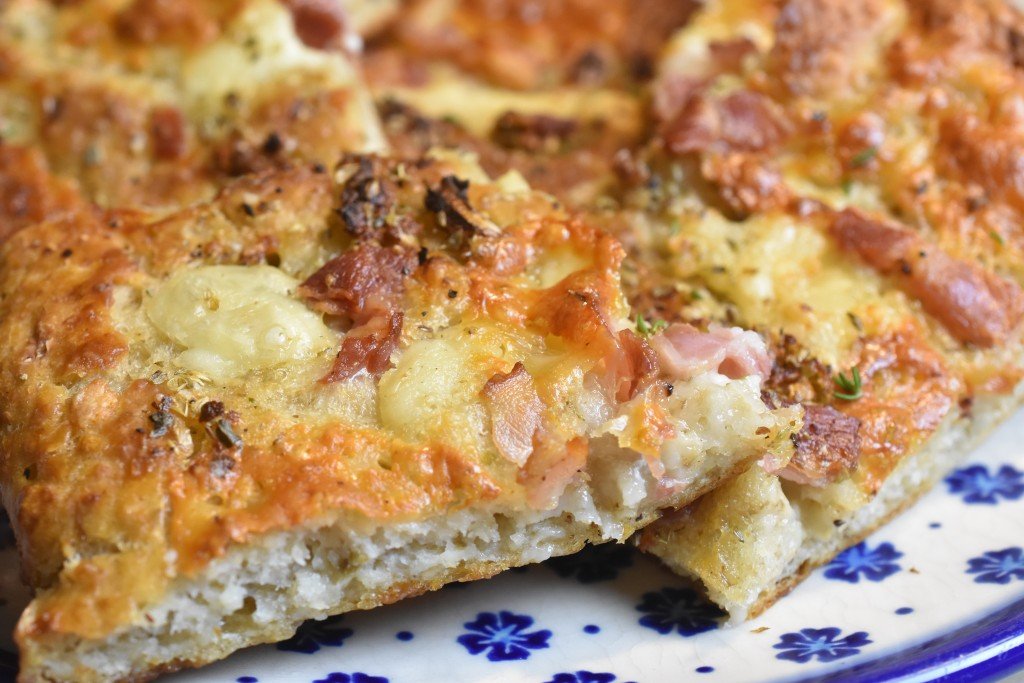 Deep pan pizza i bradepande - nem opskrift