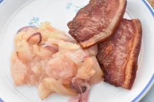 Æbleflæsk i ovn med bacon og løg - opskrift