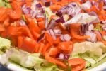 Salat nicoise med tun, æg og dressing - nem