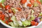 Salat nicoise med tun, æg og dressing - nem