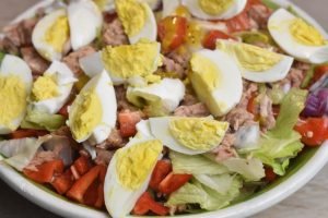 Salade nicoise med tun, æg & dressing - nem 