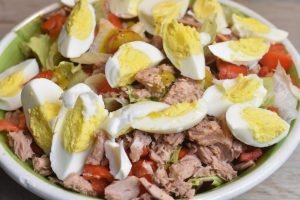 Salade nicoise med tun, æg & dressing - nem 