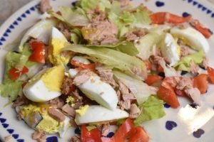 Salade nicoise med tun, æg & dressing - nem 