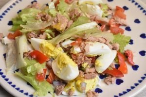 Salade nicoise med tun, æg & dressing - nem 