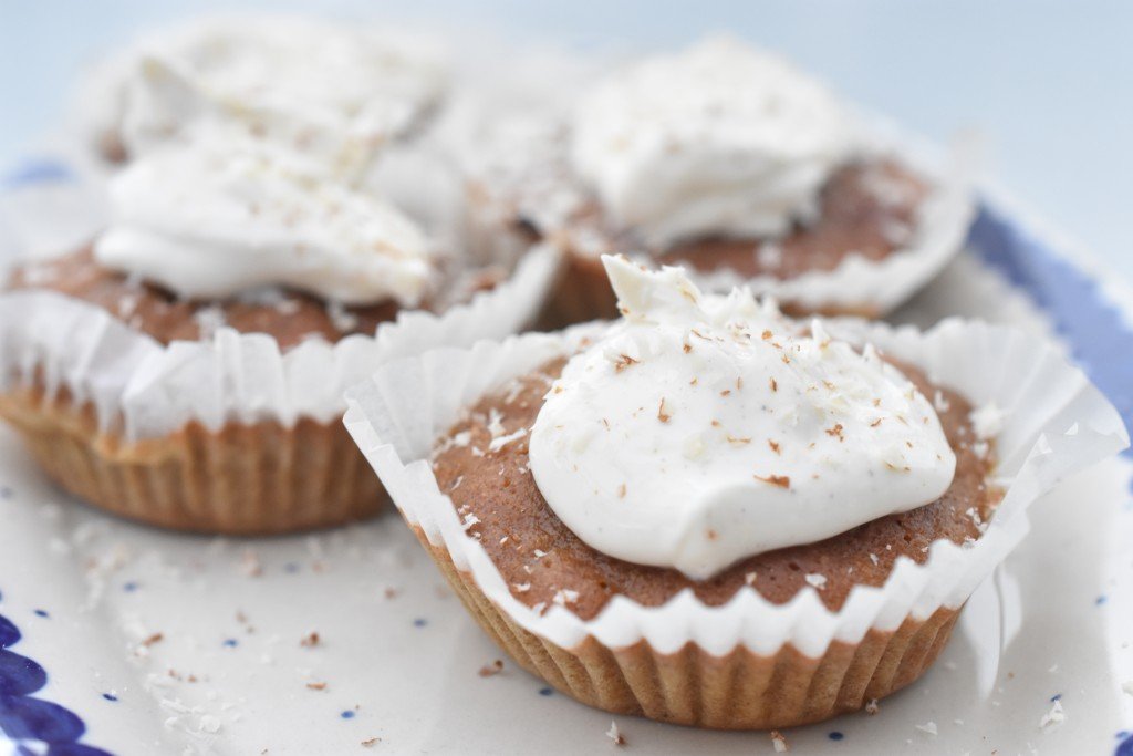 Gulerodsmuffins med ostecreme - svampede