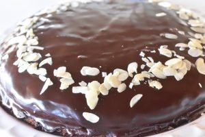 Sirupskage med smørcreme og appelsin