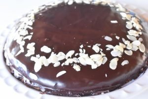 Sirupskage med smørcreme og appelsin
