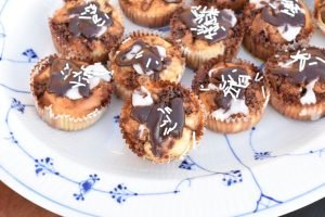 Kanelsnegle muffins med kanelremonce - nem opskrift uden gær