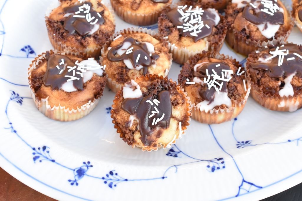 Kanelsnegle muffins med kanelremonce - nem opskrift uden gær