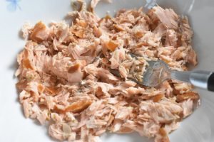 Laksesalat med varmrøget laks - nem opskrift