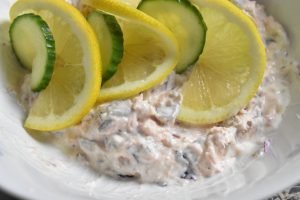 Laksesalat med varmrøget laks - nem opskrift