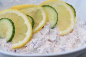 Laksesalat med varmrøget laks - nem opskrift