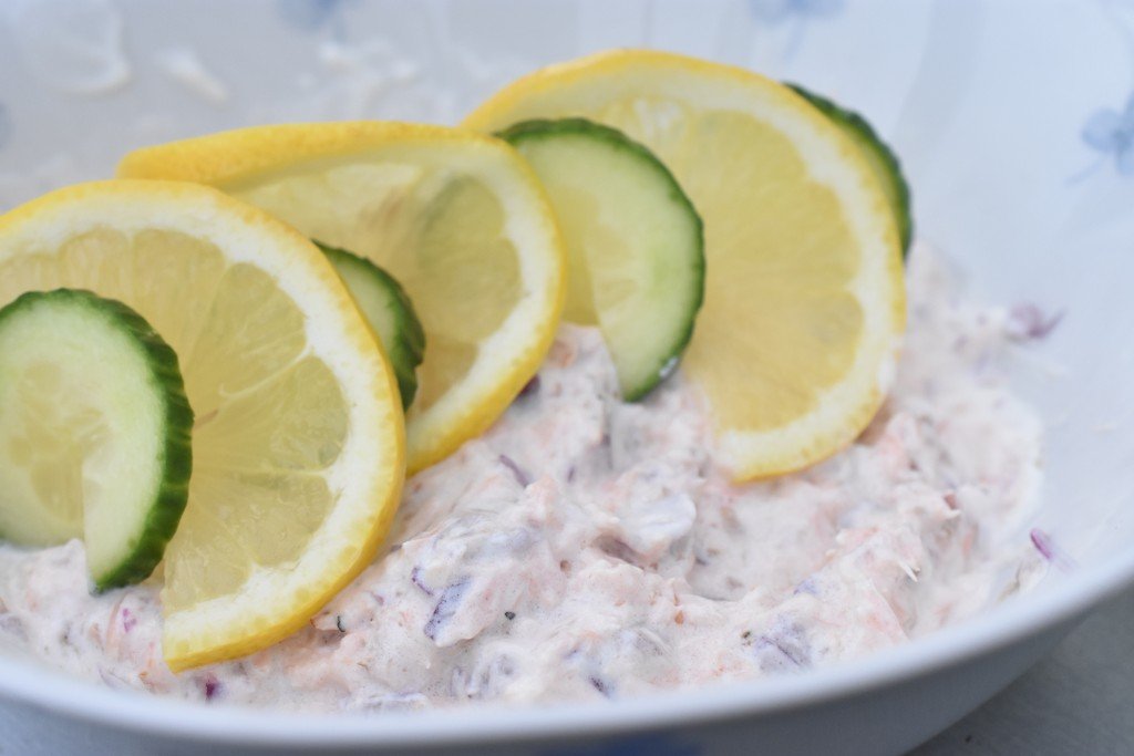 Laksesalat med varmrøget laks - nem opskrift