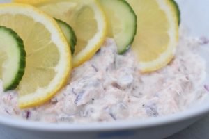 Laksesalat med varmrøget laks - nem opskrift