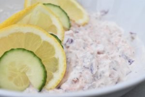 Laksesalat med varmrøget laks - nem opskrift